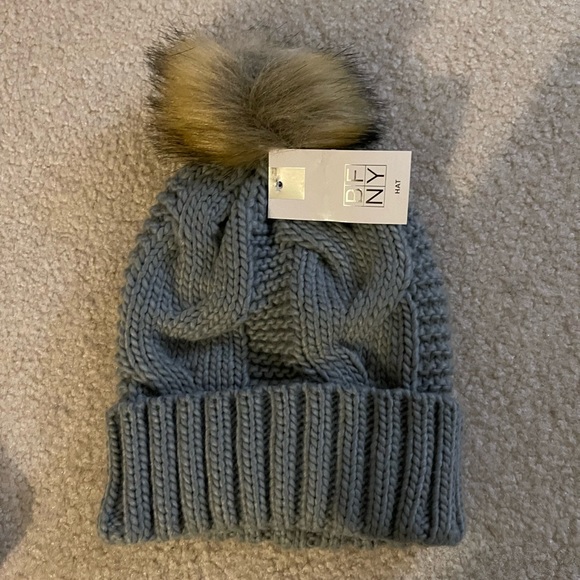 Cable knit beanie with fur tassel - gray and burgundy - Picture 2 of 3